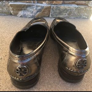 Tory Burch rare metallic leather loafers!